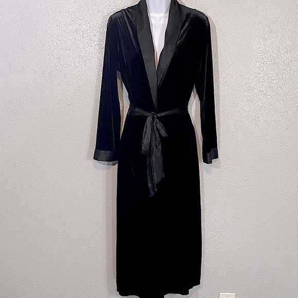 In Bloom By Jonquil Other - In Bloom by Jonquil Luxurious Black Velvet Robe with Satin Trim